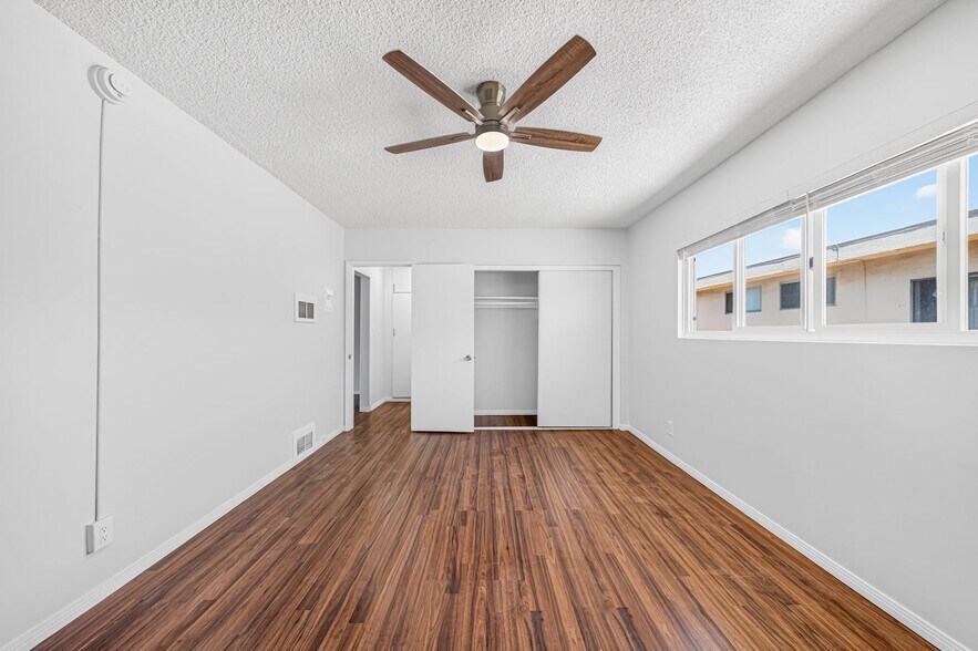 Building Photo - 517 Venice Way