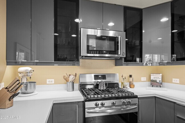 Building Photo - 17 W Vernon Ave