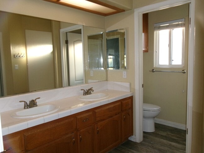 Building Photo - NW-WITH POOL !