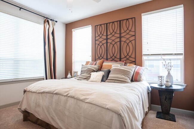 Building Photo - 900 S Broadway