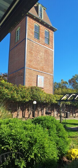 Building Photo - 807 W Trinity Ave