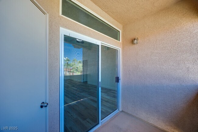 Building Photo - 2305 W Horizon Ridge Pkwy
