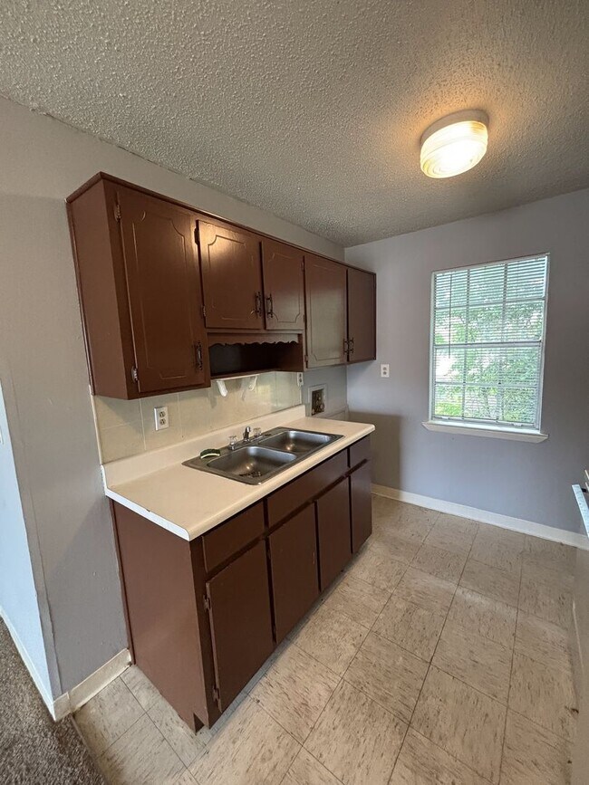 Building Photo - 837 Graymont Ave W