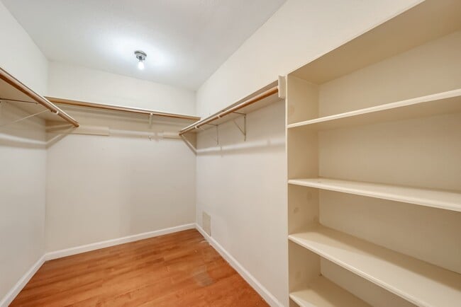 Building Photo - 3812 Redbud Dr