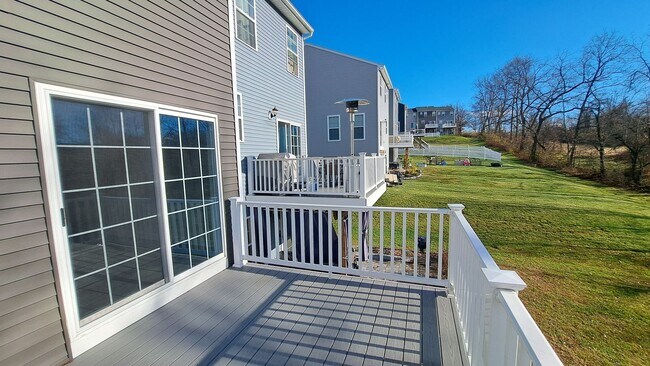 Building Photo - 4 Bed / 2-1/2 Bath Single Family Townhome w/1-Car Garage