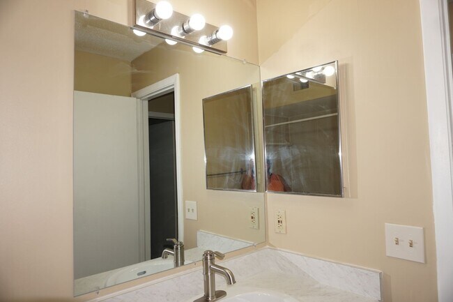 Building Photo - Westside 2/2 Townhome Near NAS