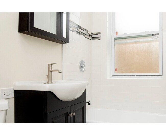 Building Photo - 918 Green Bay Rd