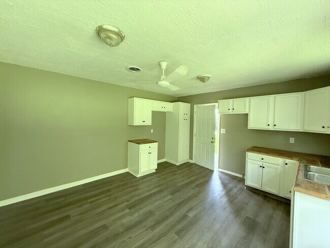 Building Photo - 3015 Shadow Lawn Dr NW