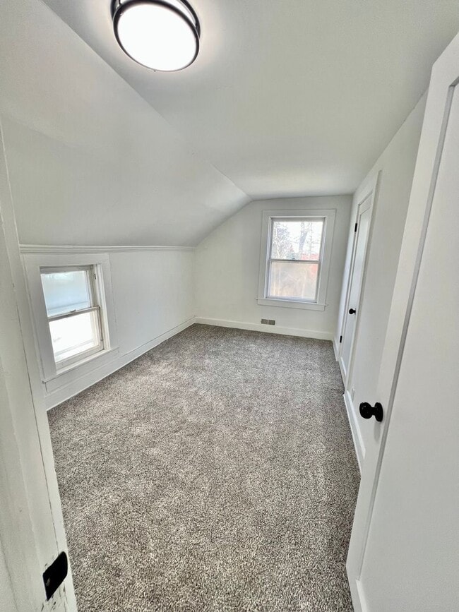 Building Photo - 4 Bedroom House in New Haven