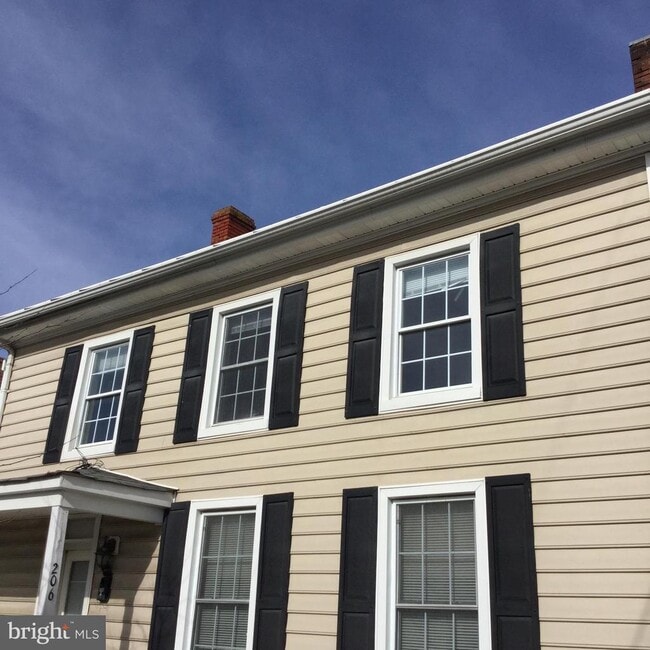 Building Photo - 206 W King St