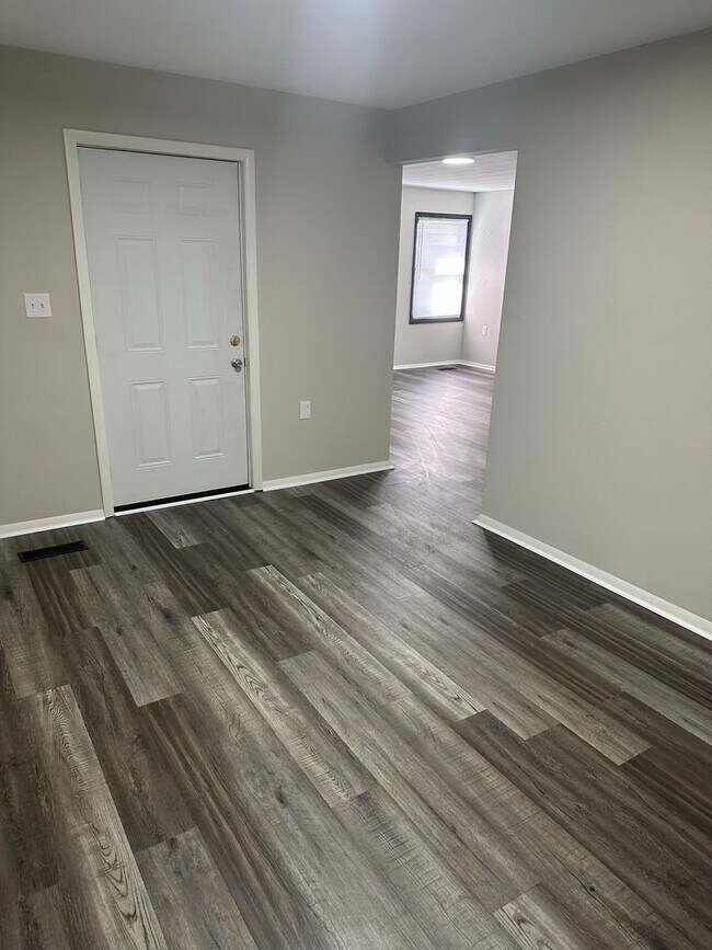 Building Photo - Oversized 3 Bedroom with laundry room & Sp...