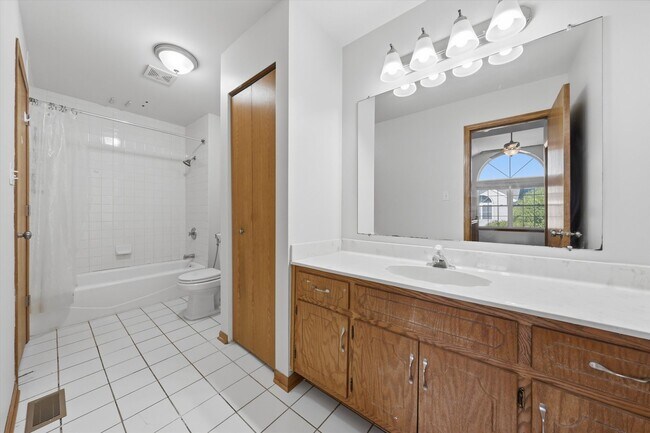Building Photo - 16051 Laurel Dr