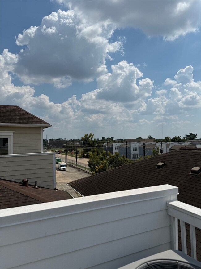 Building Photo - 2522 Hutchins St