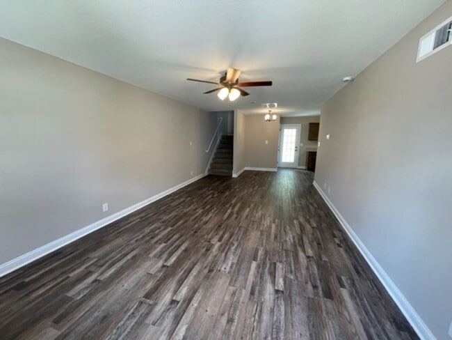 Building Photo - 3 Bedroom 2 1/2 Bathroom Home!