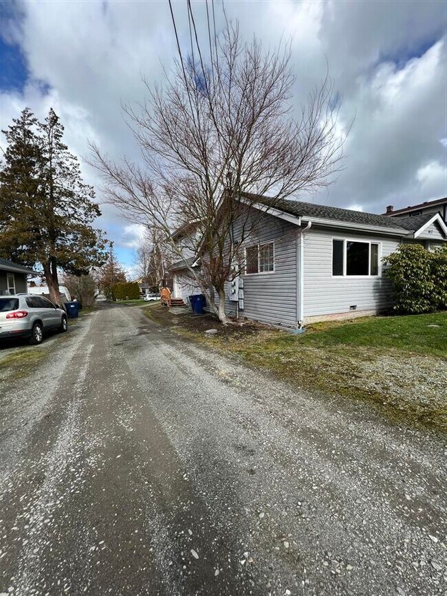 Building Photo - ThomasV