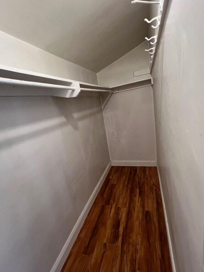Building Photo - 706 Triana Pl