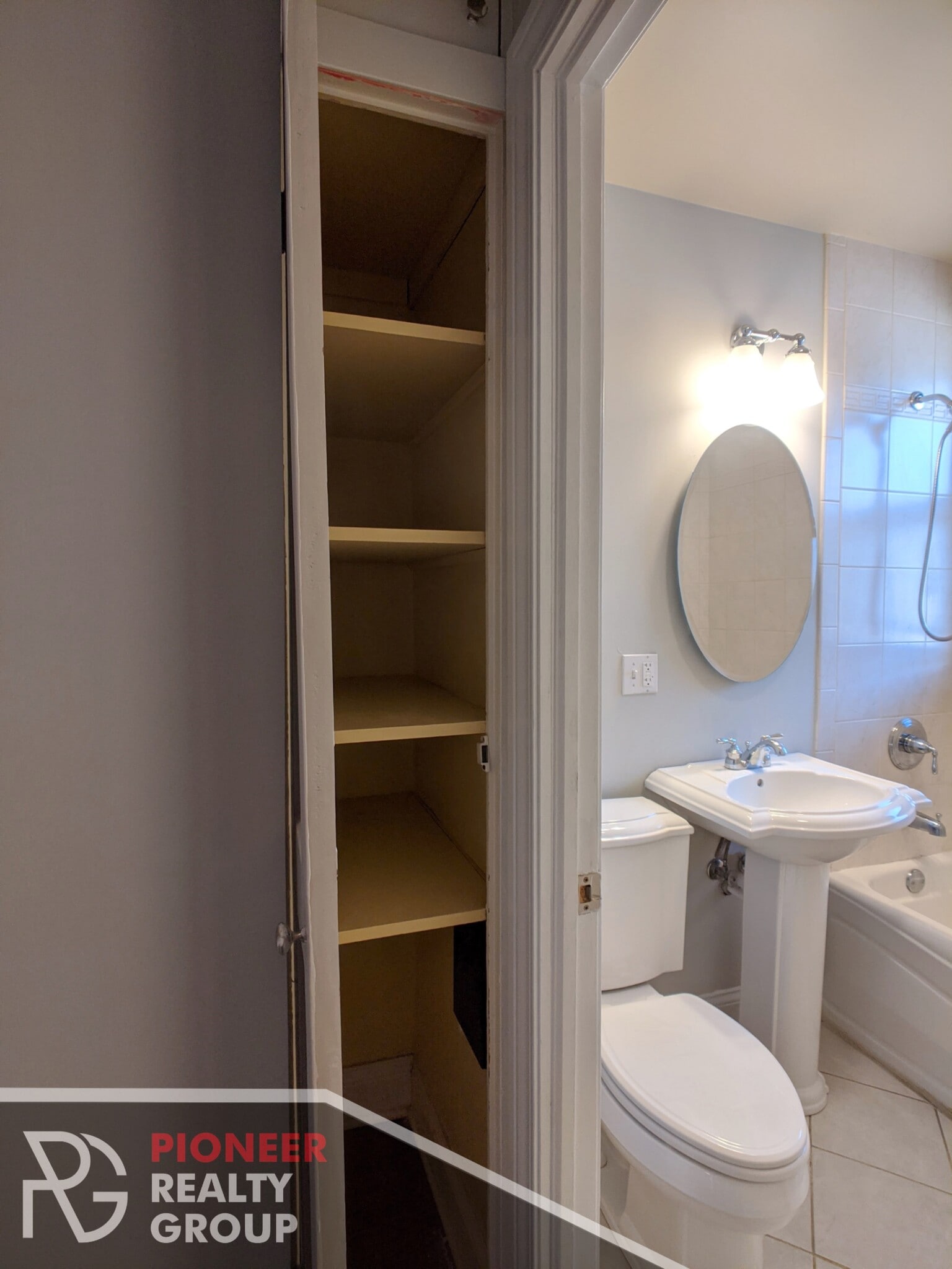 Building Photo - 736 W Addison St