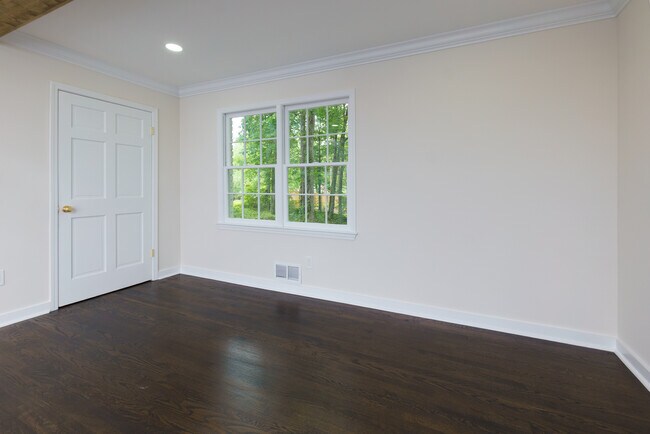 Building Photo - 280 E Valley Dr