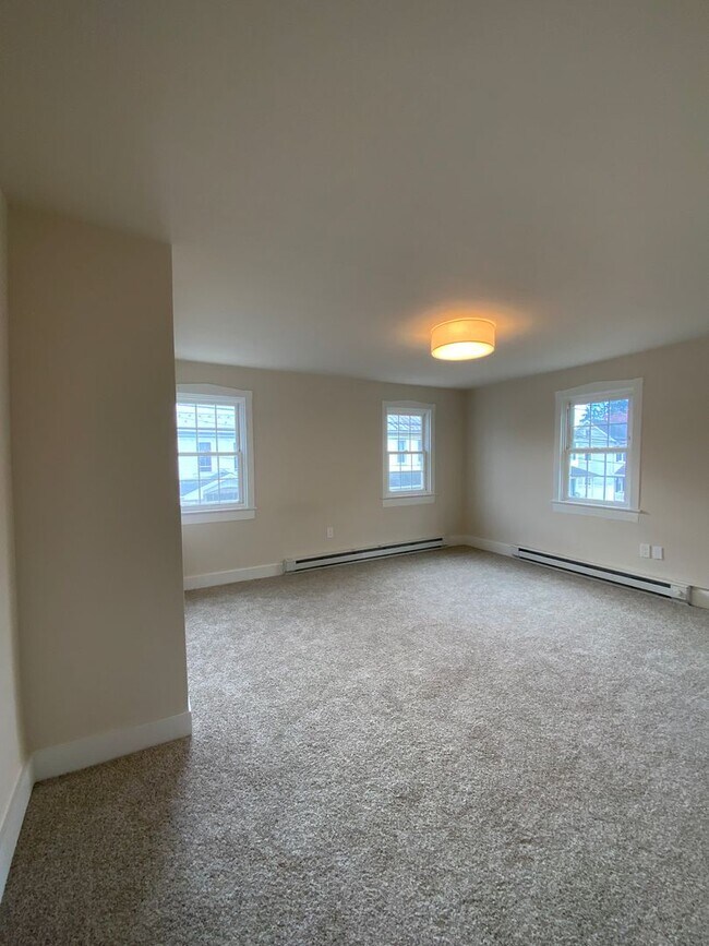 Building Photo - 146 N Cedar St