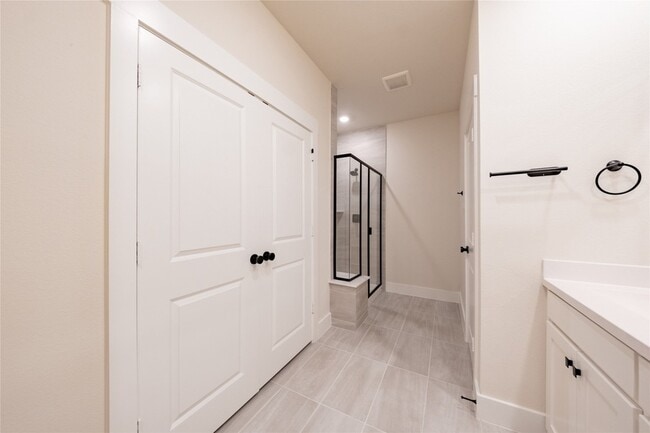 Building Photo - 813 Emerling Dr