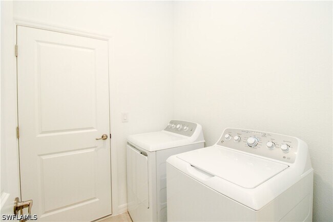 Building Photo - 2156 Dragonfruit Wy