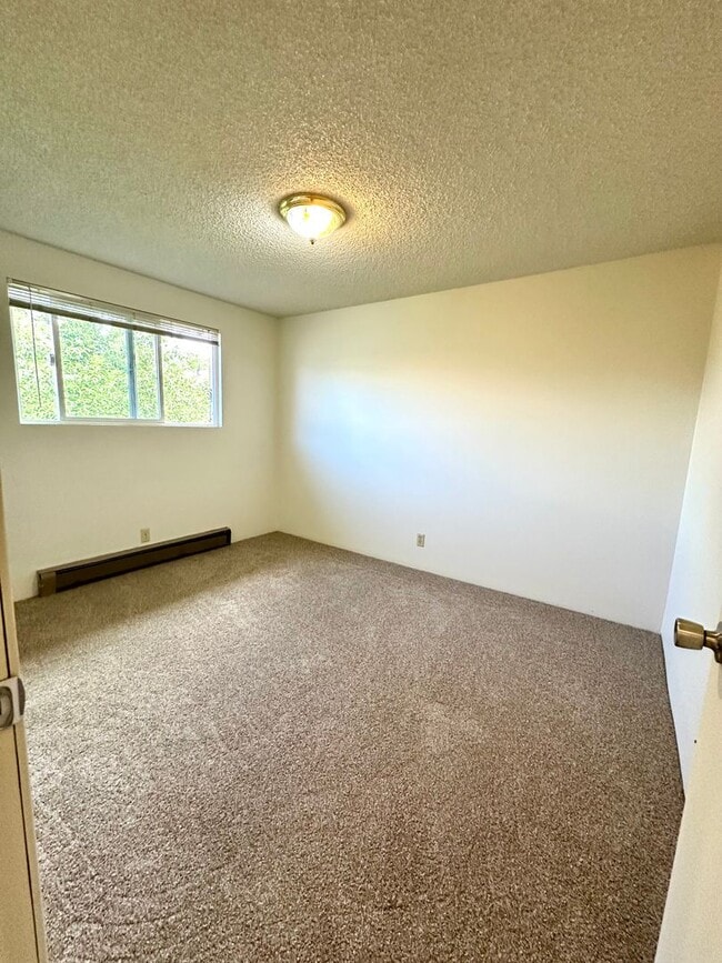 Building Photo - 1632 SW Lava Ave