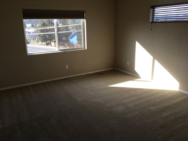 Building Photo - PETS CONSIDERED!! 1743 Sq Ft, 3 Bdrm, 2.5 ...