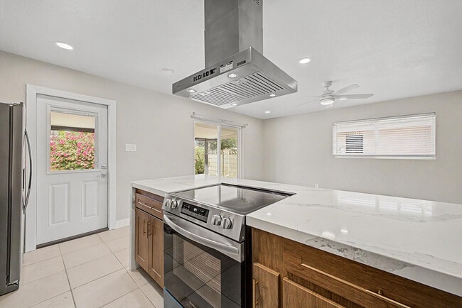 Building Photo - 8730 E Rancho Vista Dr