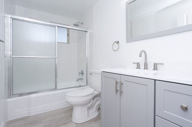 Building Photo - Beautifully Remodeled 3 Bedroom, 2 Bathroo...