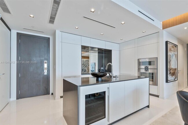 Building Photo - 300 Biscayne Blvd Way