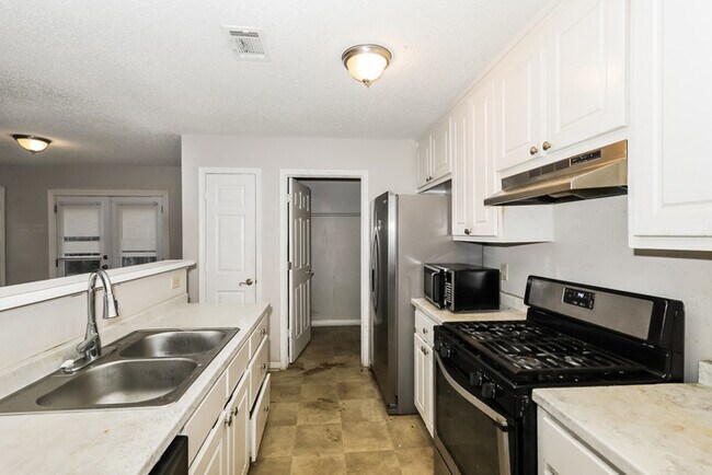 Building Photo - Fantastic 3bd/1.5ba home! Let yourself in!