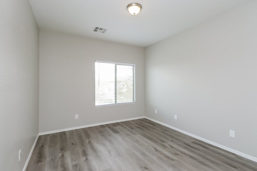 Building Photo - 153 E Dry Creek Rd