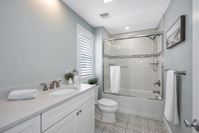 Building Photo - 352 Portsmouth Ave