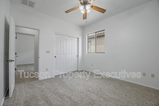 Building Photo - 7585 E Picket Fence Ln