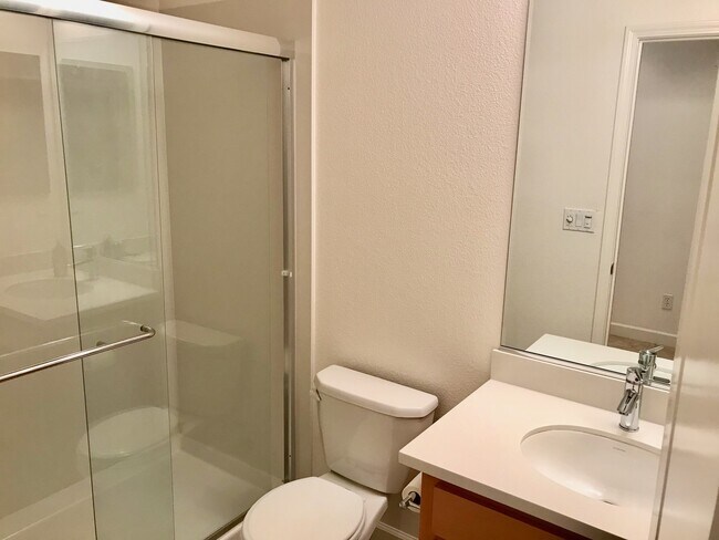 Building Photo - Meticulously Maintained 3 Bed 3 Bath Townh...