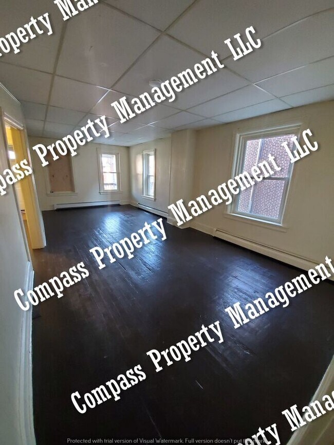 Building Photo - $1595 - 4 Bed, 1.5 Bath Half Double Home -...