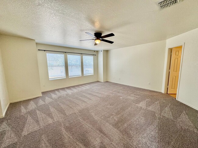 Building Photo - *COMING SOON* MOVE IN SPECIAL Beautifully Designed Two-Story Home with Loft and Garden Tub!