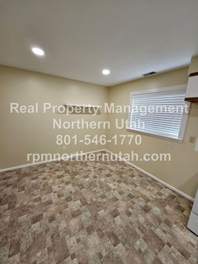Building Photo - Stunning 5 Bedroom Home in Kaysville Now A...
