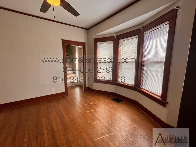 Building Photo - Cute HOUSE in Gillham Plaza, Gated Off Street Parking!