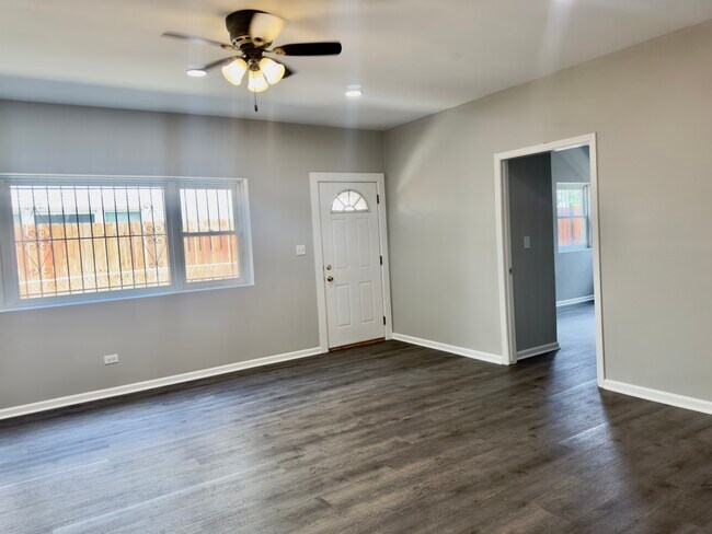 Building Photo - 5716 W Lawrence Ave