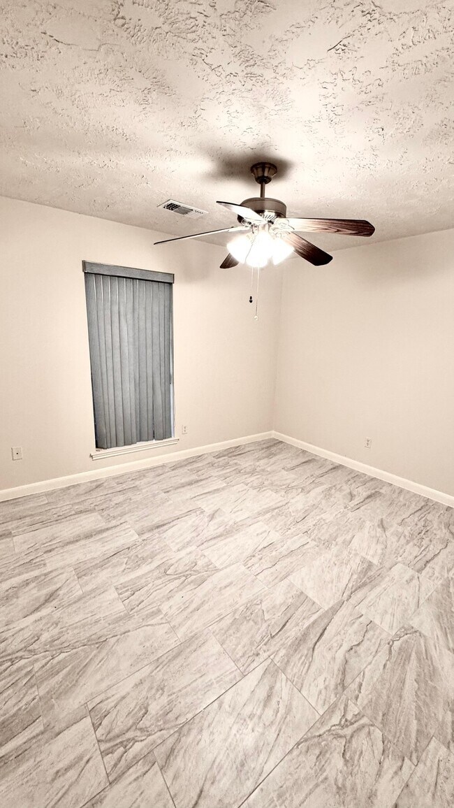 Building Photo - 3110 Springhill Dr