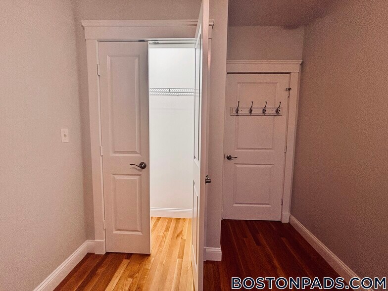 Building Photo - 799 E 4th St