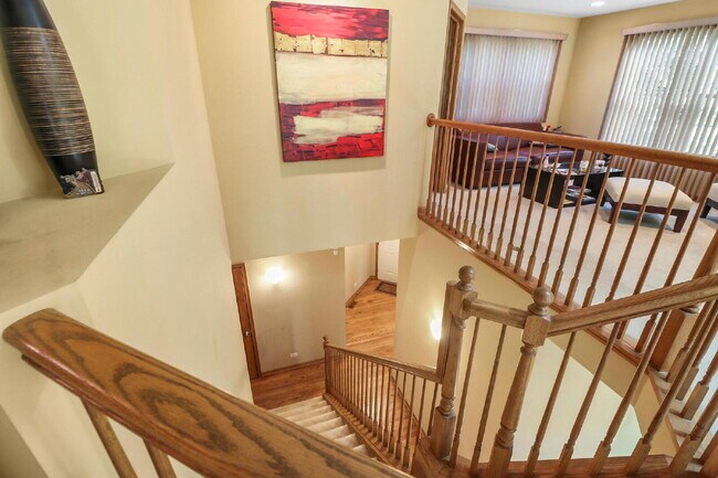 Building Photo - Spacious 3-Bedroom Townhouse with Main-Flo...