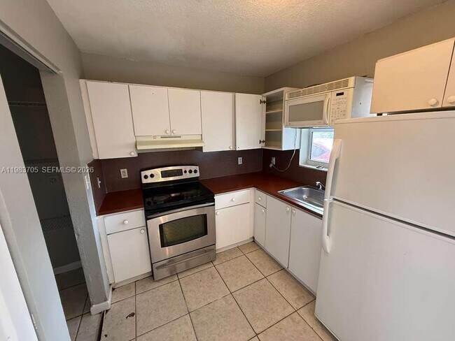 Building Photo - 2722 NW 22nd Ct