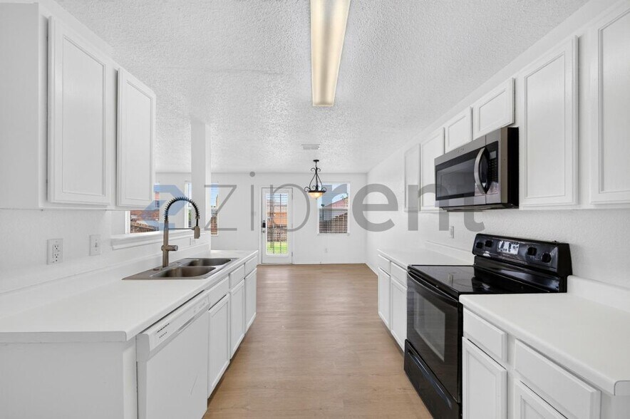 Building Photo - Unit