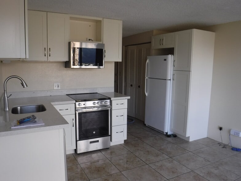 Building Photo - 2211 Ala Wai Blvd