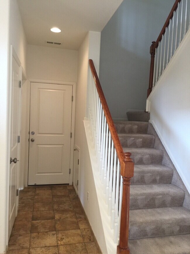 Building Photo - "Spacious 3-Bed, 3-Bath Townhouse with Gra...