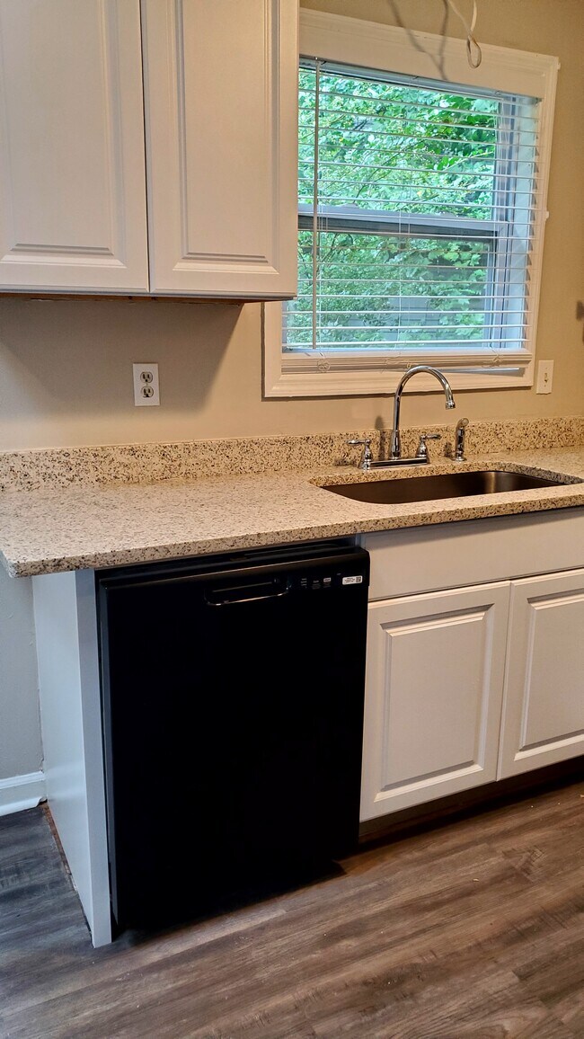 Building Photo - 2931 Lakemont Dr SW