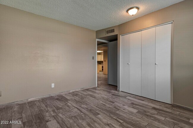 Building Photo - 3012 W Bethany Home Rd