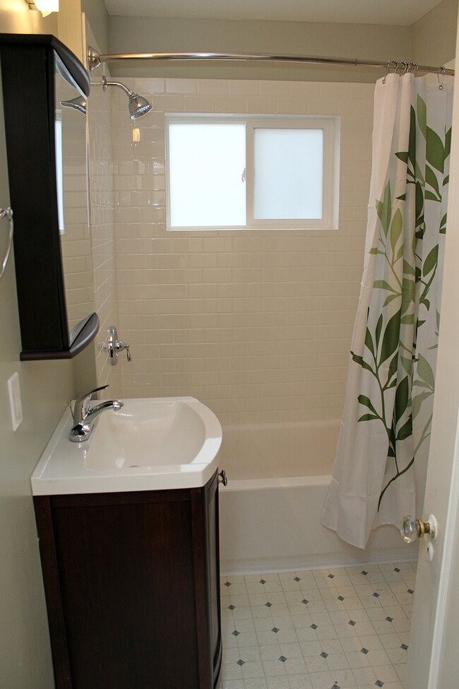 Building Photo - 3423 NE 54th Ave